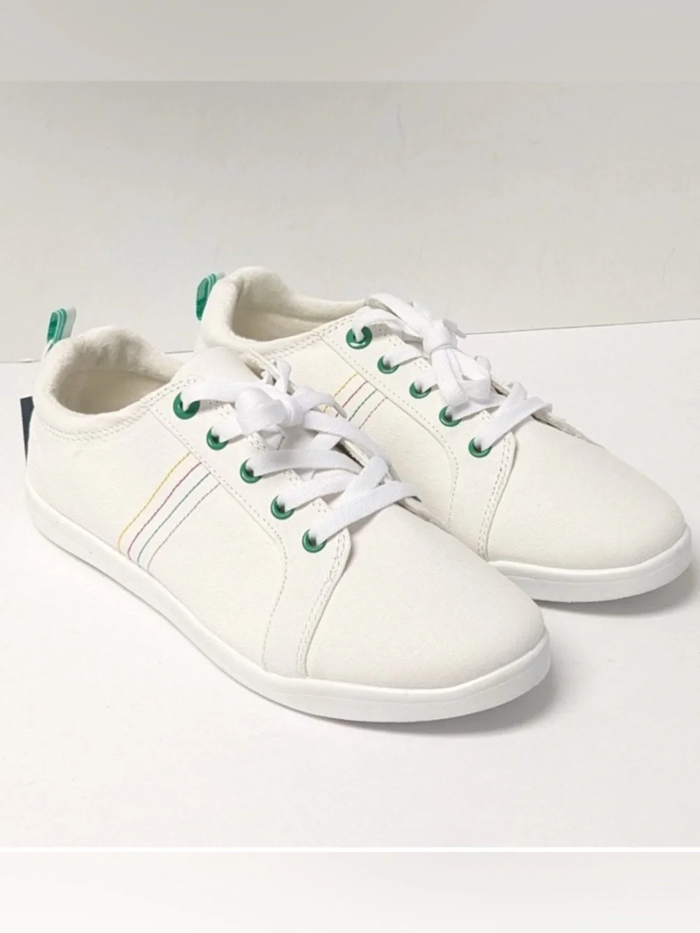 Vionic Beach Sneakers with Green Eyelets and Stitching